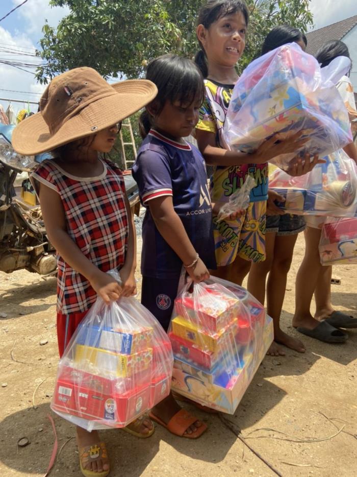 Trao quà cho bà con khó khăn và học sinh vượt khó tại Bình Phước (14/05/2022)